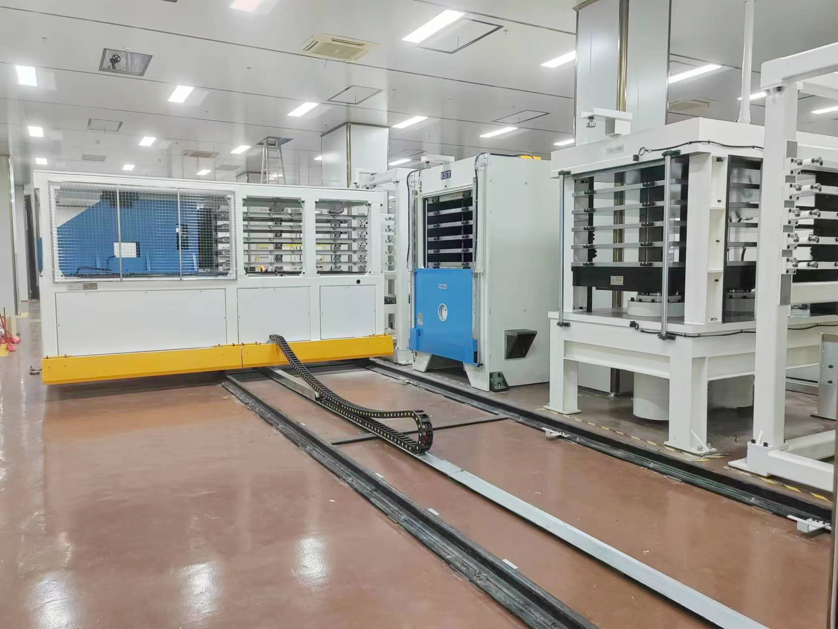 Vacuum laminating machine