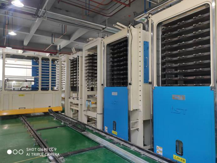 Vacuum laminating machine