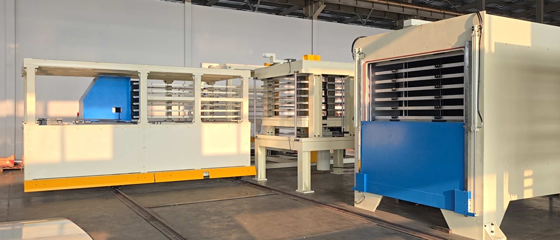 Vacuum laminating machine