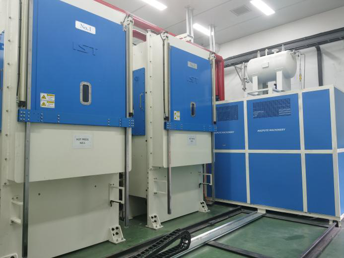 Vacuum laminating machine