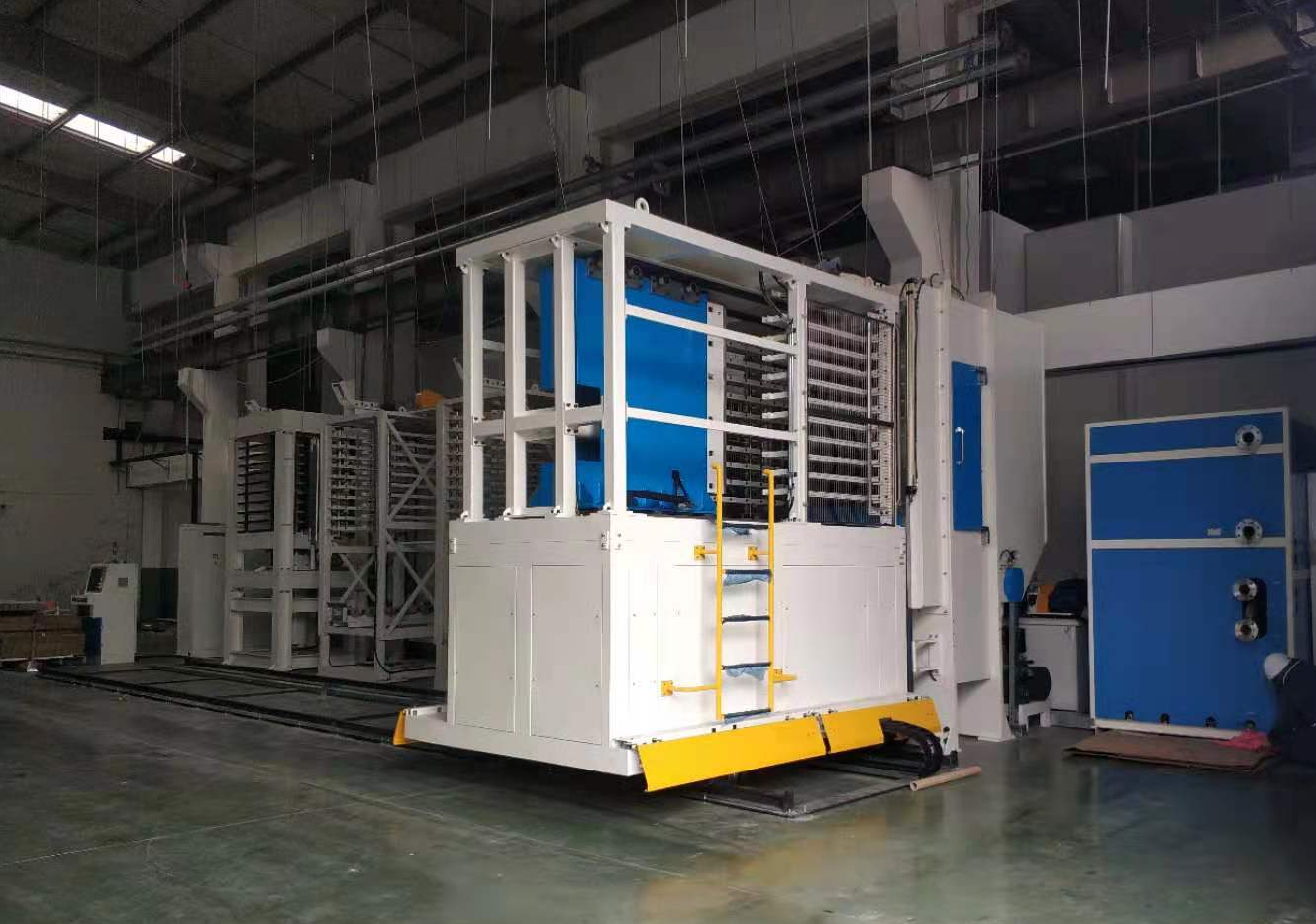 Vacuum laminating machine