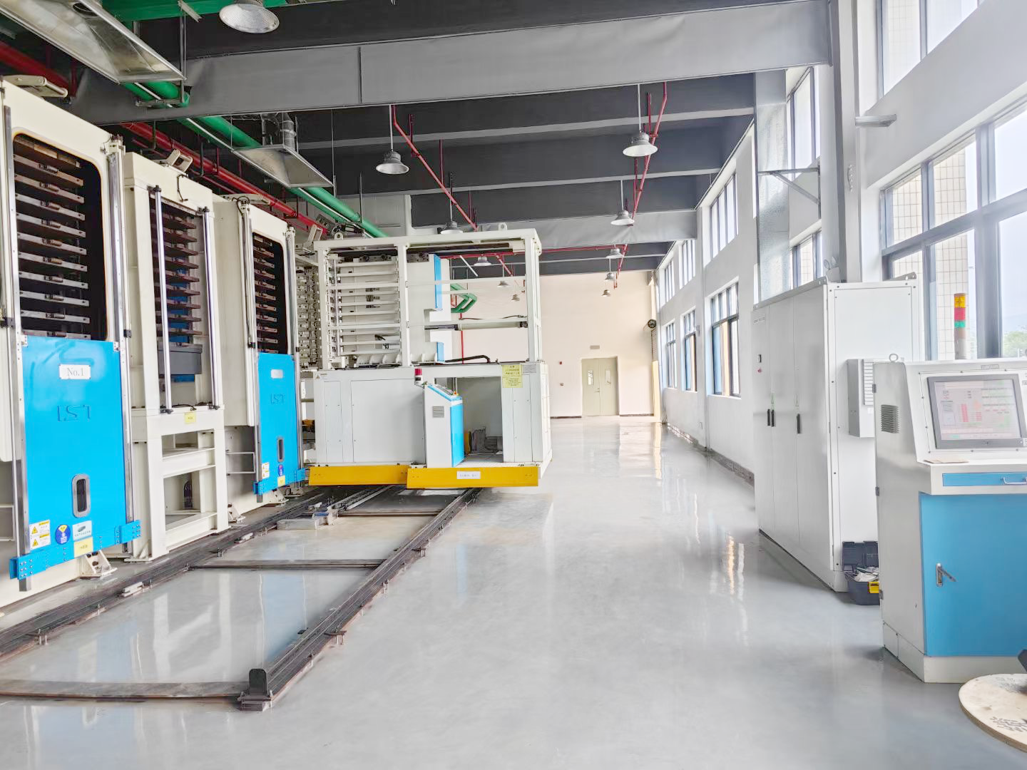 Vacuum laminating machine