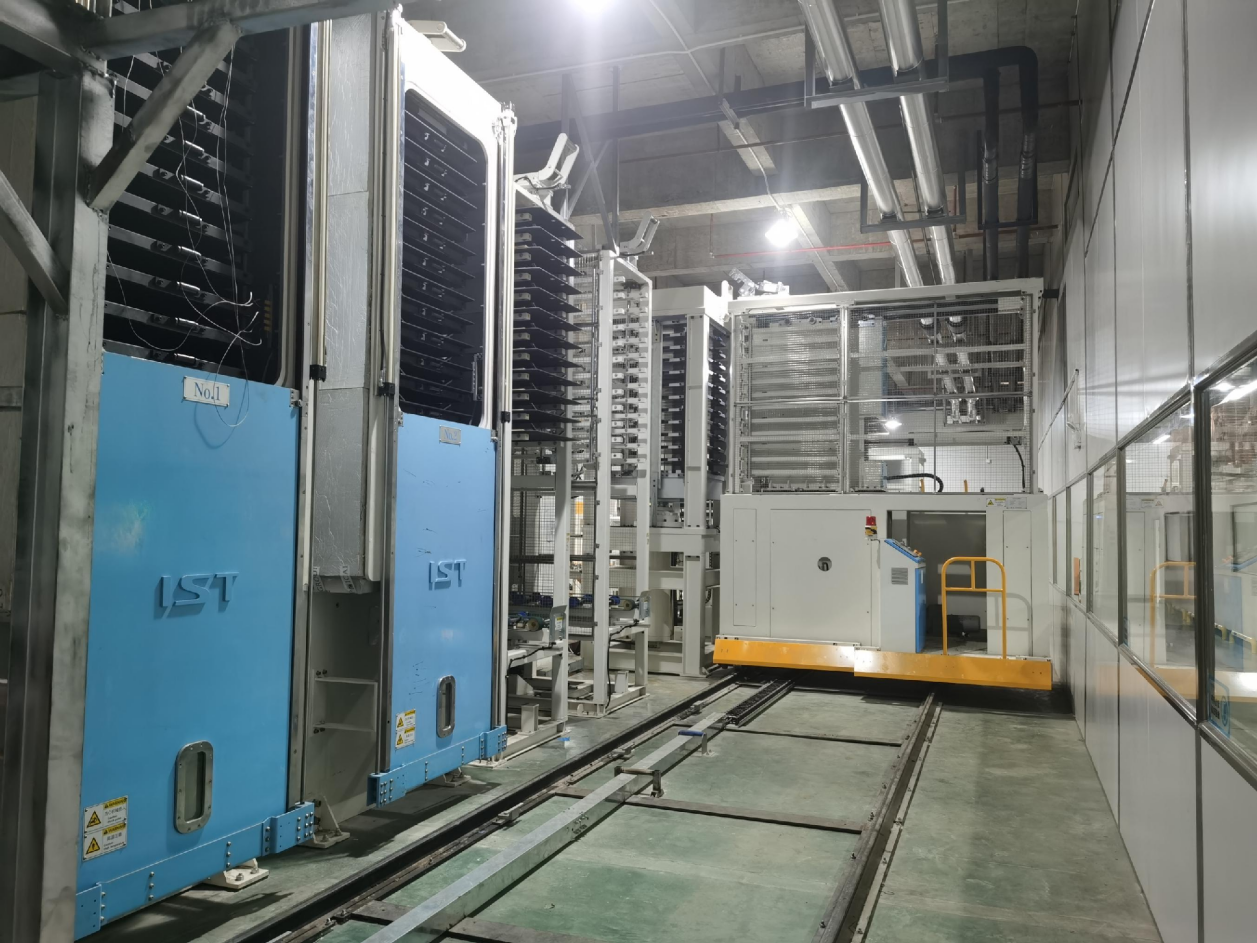 Vacuum laminating machine