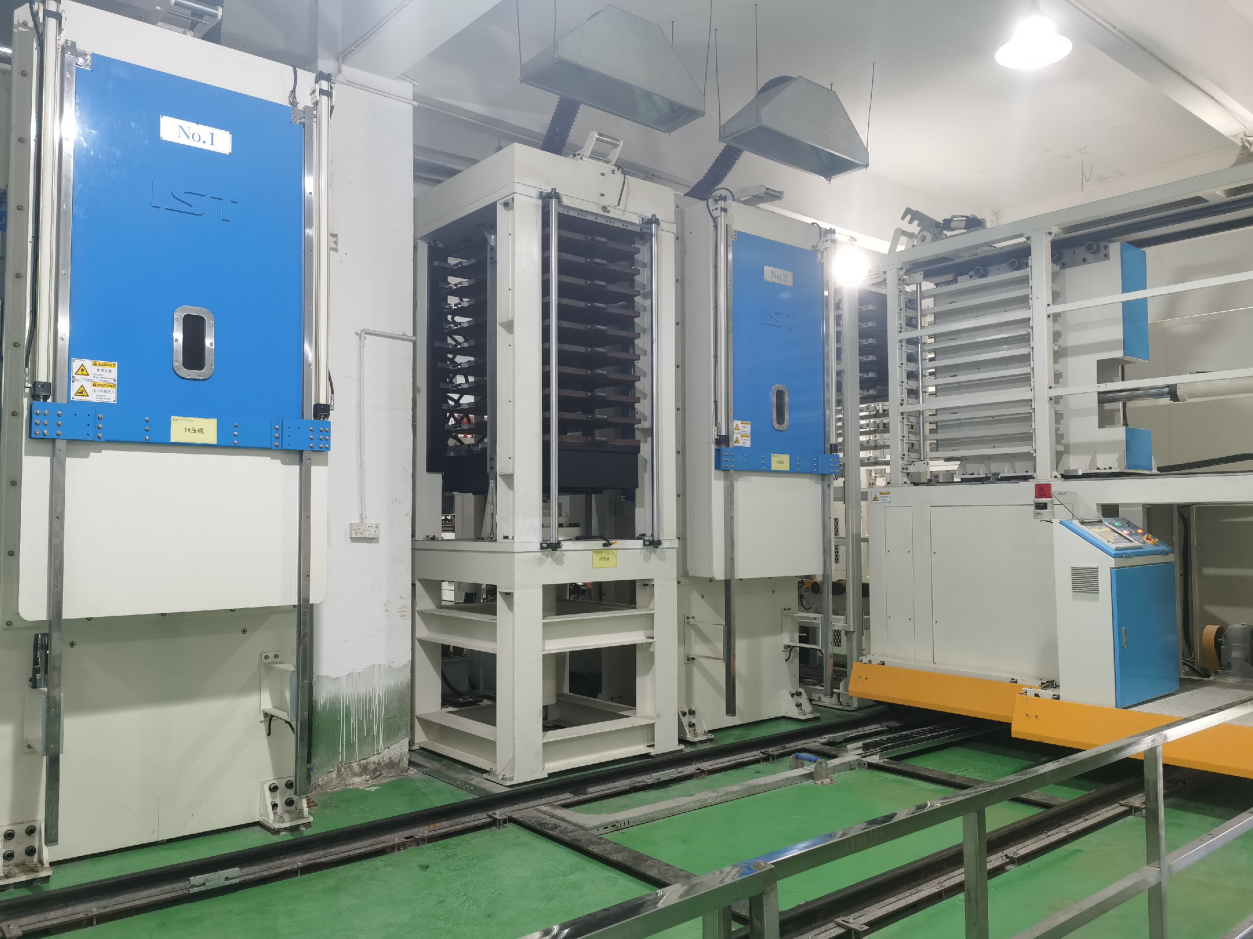 Vacuum laminating machine